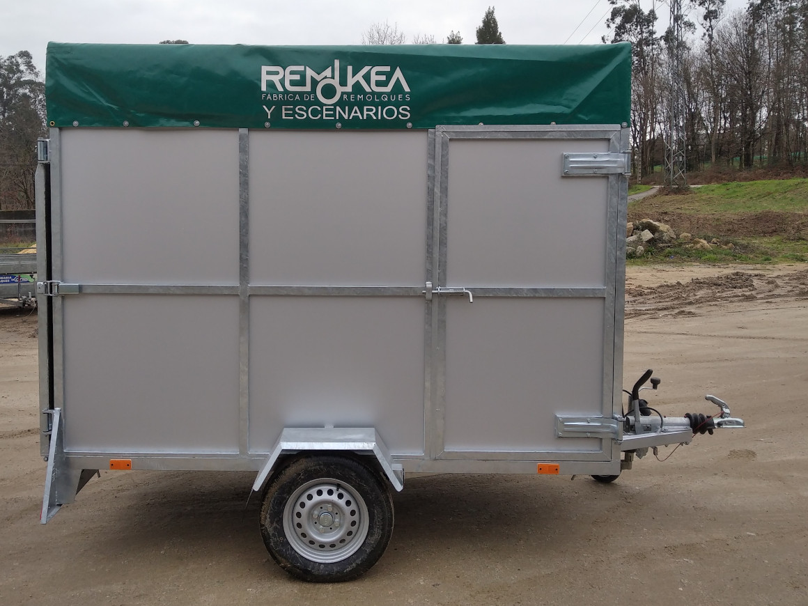 Remolque de caja cerrada alquiler Romolkea