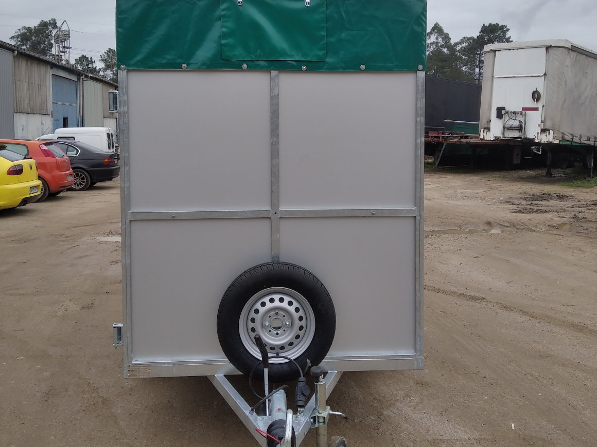 Remolque de caja cerrada alquiler Romolkea