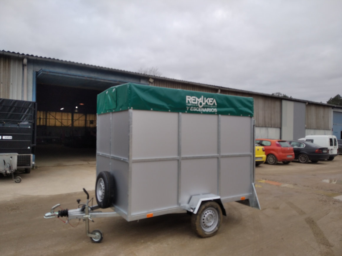 Remolque de caja cerrada alquiler Romolkea