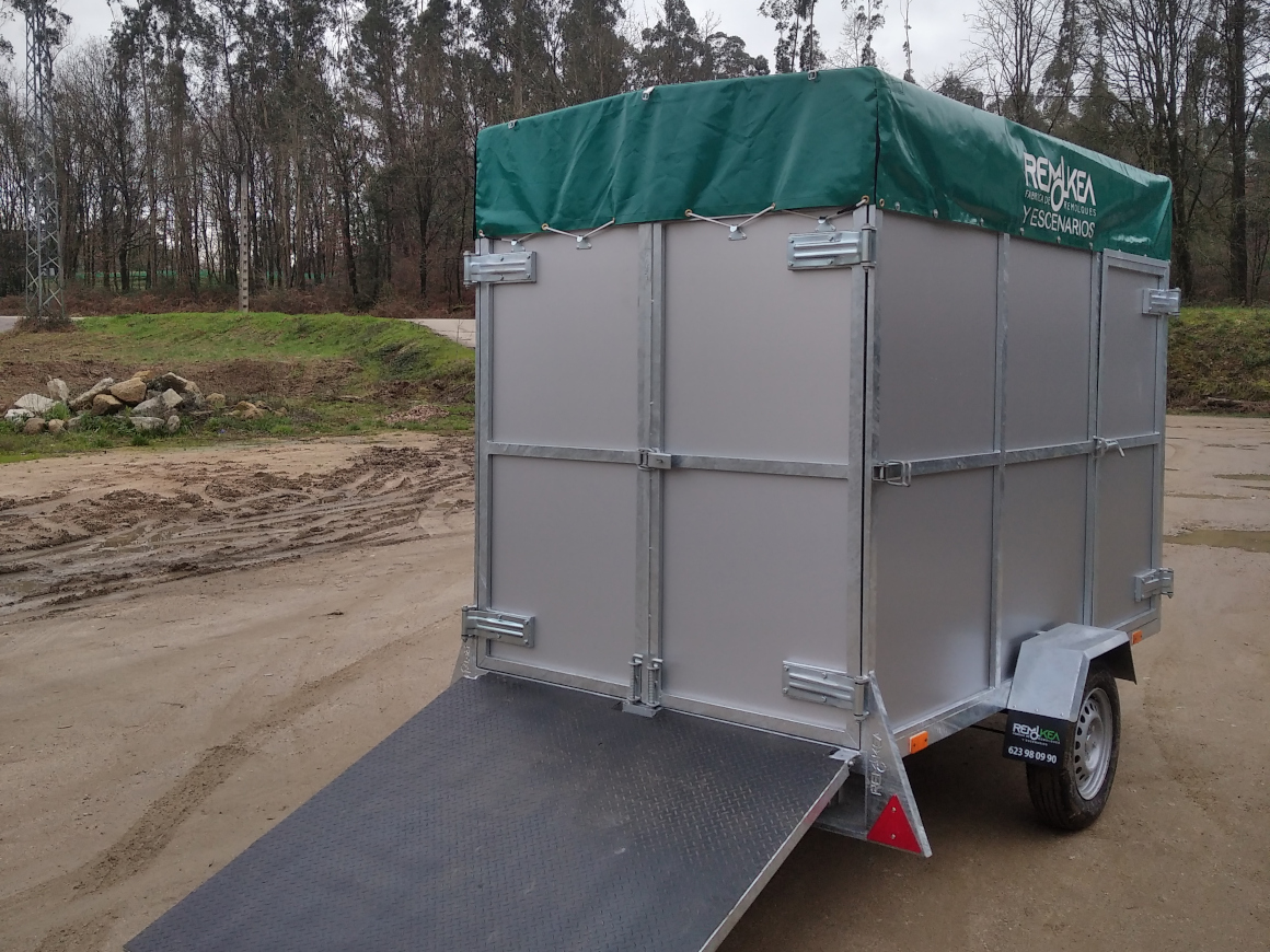 Remolque de caja cerrada alquiler Romolkea