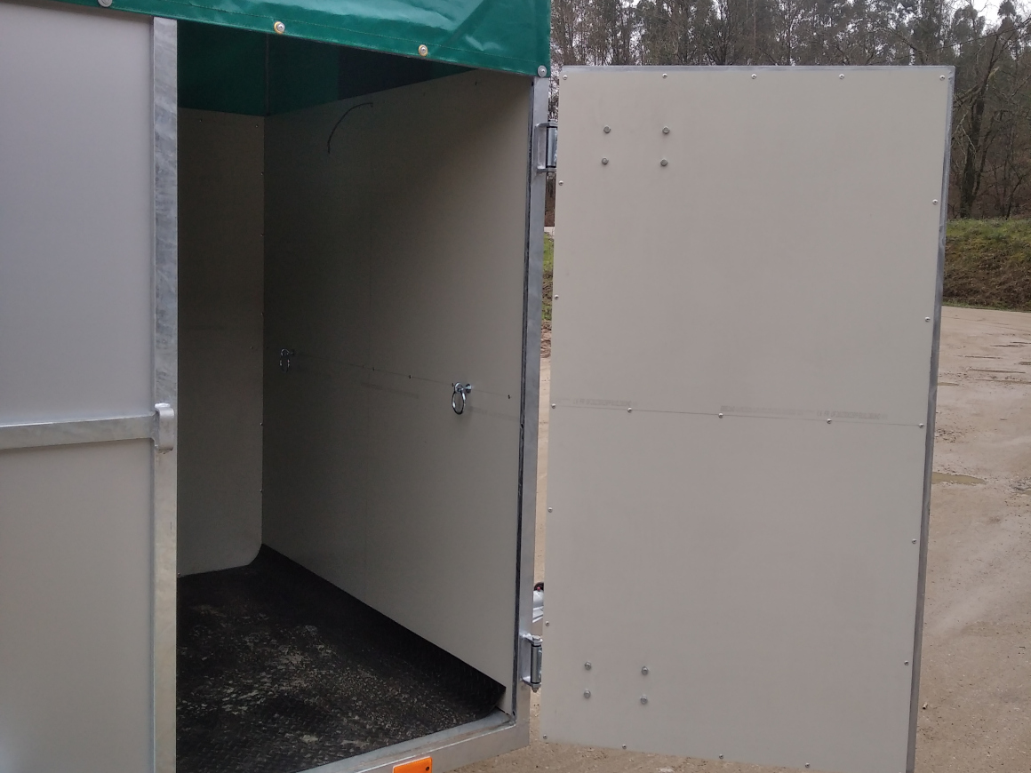 Remolque de caja cerrada alquiler Romolkea