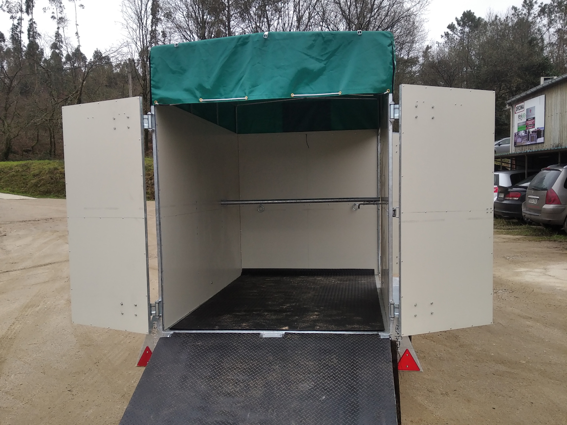 Remolque de caja cerrada alquiler Romolkea